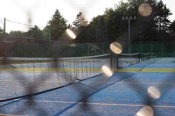 <p>On retrouve sept terrains de tennis au parc Montcalm et deux nouveaux terrains ont été aménagés au parc Heandel.</p>
<ul>
<li>parc Haendel : 33, rue Fribourg</li>
<li>parc Montcalm : 55, boulevard Montcam Sud</li>
</ul>
<p>Vous pouvez maintenant réserver <a href="https://www.loisirs.ville.candiac.qc.ca/IC3.prod/#/U2010" target="_blank" rel="noopener">en ligne</a> votre terrain de tennis.</p>
<p><a title="Acces_aux_terrains_de_tennis_36x48_pouces_v2_X1a.7juin_(1).pdf (33 KB)" href="http://ville.candiac.qc.ca/uploads/_DOCUMENTS/LOISIRS/Acces_aux_terrains_de_tennis_36x48_pouces_v2_X1a.7juin_%281%29.pdf" target="_blank" rel="noopener">Modalités d'accès aux terrains de tennis</a></p>